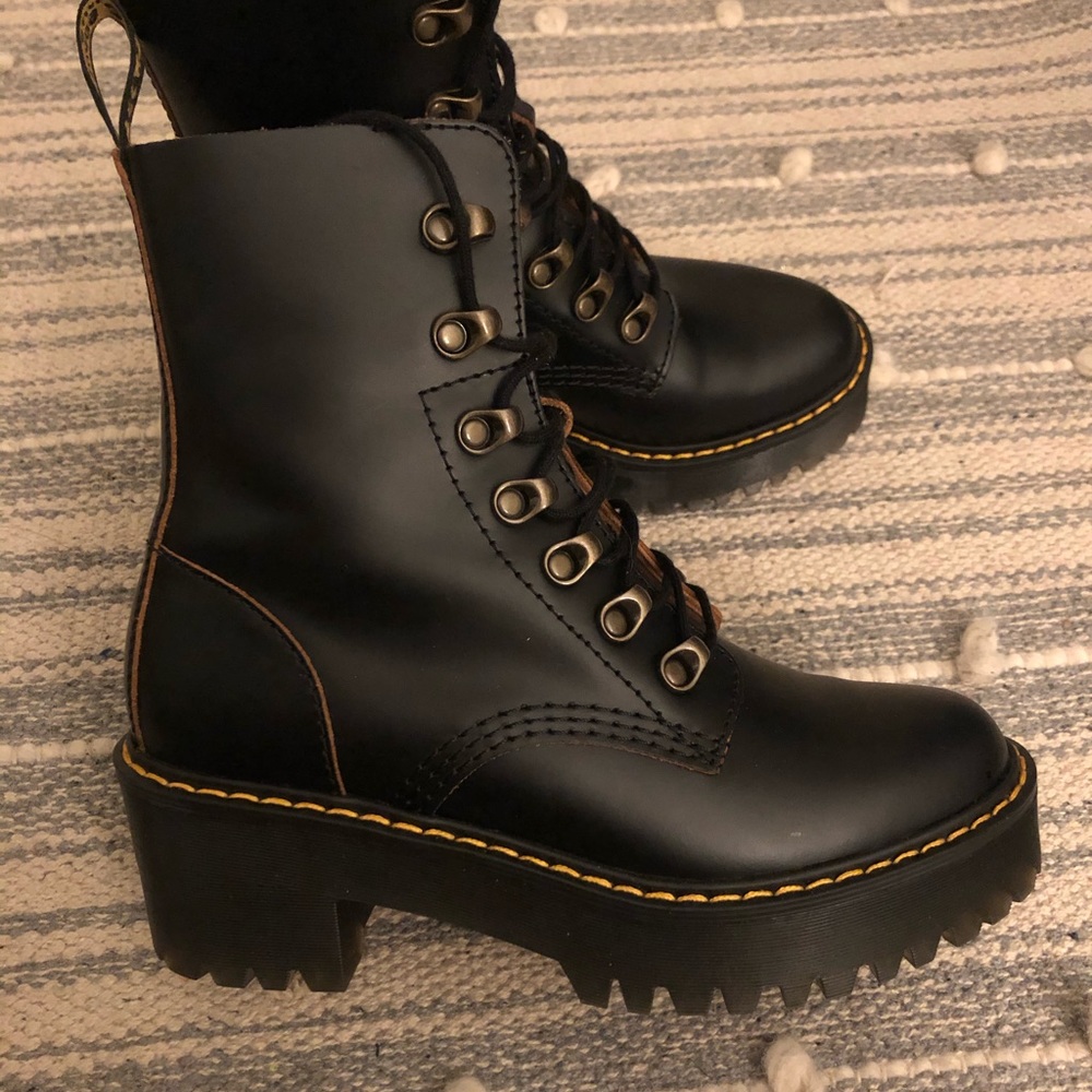 Dr. Martens Leona Boot